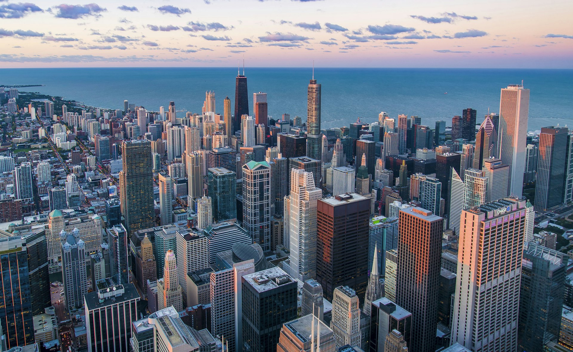 Vue urbaine au crépuscule illustrant la géolocalisation en temps réel